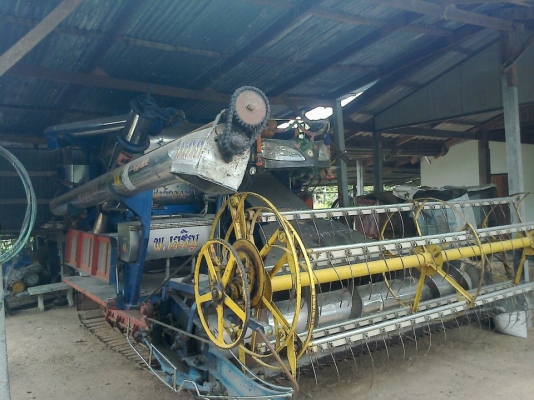 (รถอยู่สุรินทร์อำเภอสังขะรถปี09)ขายรถเกี่ยวข้าวสภาพดีมากเครื่องดีระบบทุกอย่างใช้ได้ครบซื้อไปใช้งานได้เลย อุ้มได้สองตันครึ่ง เครื่อง ISUZU 210แรงซื้อป้ายแดงมาสองล้านกว่า(ที่ขายเพราะไม่มีคนขับคนขับเล่นตัวเบื่อ