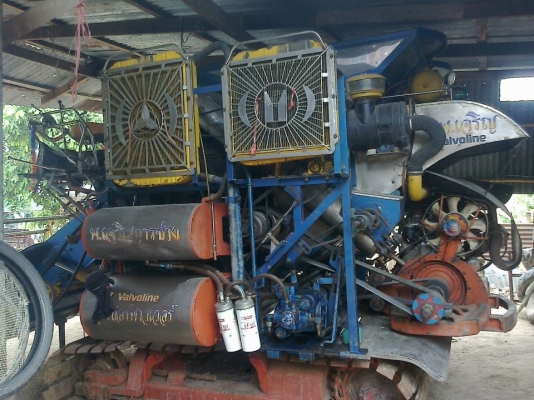 (รถอยู่สุรินทร์อำเภอสังขะรถปี09)ขายรถเกี่ยวข้าวสภาพดีมากเครื่องดีระบบทุกอย่างใช้ได้ครบซื้อไปใช้งานได้เลย อุ้มได้สองตันครึ่ง เครื่อง ISUZU 210แรงซื้อป้ายแดงมาสองล้านกว่า(ที่ขายเพราะไม่มีคนขับคนขับเล่นตัวเบื่อ