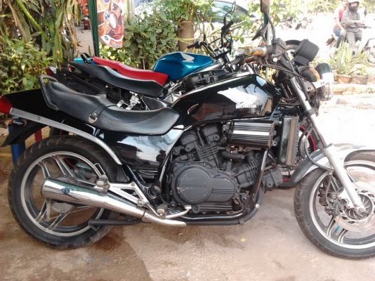 small bike// อุดร//ขาย  honda ซาเบ้ 750  cc   ขาดกล่องไฟ  อย่างเดียว