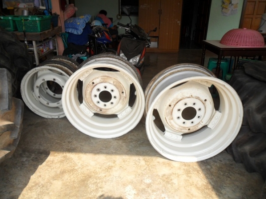 ขายแล้ว กระทะล้อรถไถฟอร์ดTS90แท้ติดรถ(เก่านอก) หน้าขอบ24คานNH หลังขอบ30