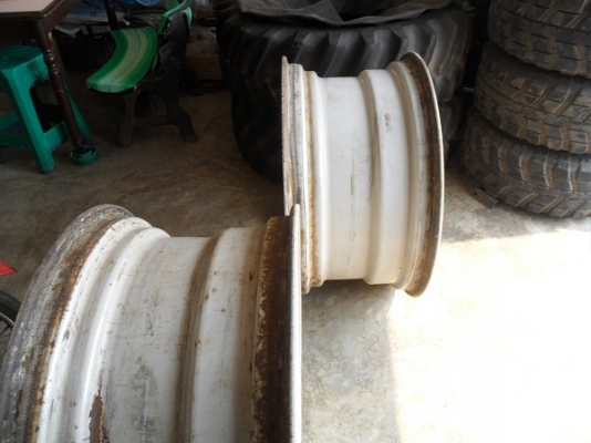 ขายแล้ว กระทะล้อรถไถฟอร์ดTS90แท้ติดรถ(เก่านอก) หน้าขอบ24คานNH หลังขอบ30