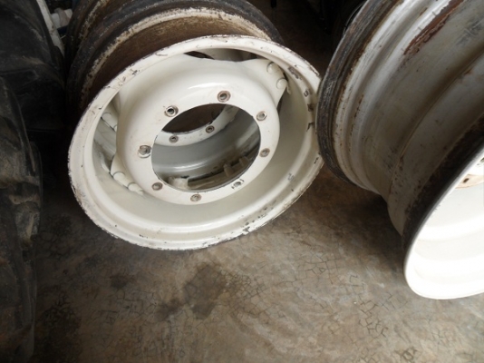 ขายแล้ว กระทะล้อรถไถฟอร์ดTS90แท้ติดรถ(เก่านอก) หน้าขอบ24คานNH หลังขอบ30