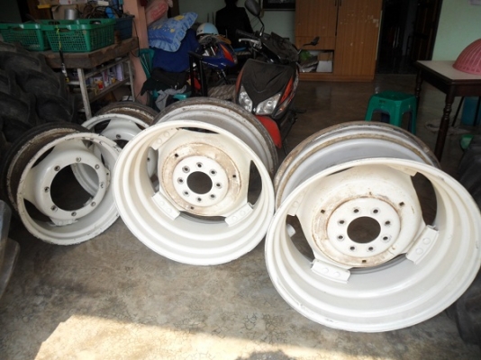 ขายแล้ว กระทะล้อรถไถฟอร์ดTS90แท้ติดรถ(เก่านอก) หน้าขอบ24คานNH หลังขอบ30