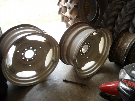 ขายแล้ว กระทะล้อรถไถฟอร์ดTS90แท้ติดรถ(เก่านอก) หน้าขอบ24คานNH หลังขอบ30