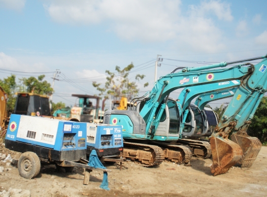ให้เช่ารถแบคโฮ PC30, PC60, PC120, SK135, SK200 รถบด 10 ตัน, 1 ตันและเครื่องสกัดคอนกรีต (แย็กลม) ราคากันเอง