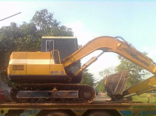 KOMATSU PC 60-5 รถบอดี้สวยสภาพดีพร้อมใช้งาน เครื่องเดิมปั๊มเดิมทำงานเร็วไม่โหลด ภายในเก๋งคอนโทรลยาว สะอาดควบคุมง่ายคล่องตัวดี แอร์เย็น ลูมอาร์มสวยไม่มีปะ ช่วงล่างเต็มดี โซ่บูทใบแทรกหนาดีประมาณ 60\% พร้อมทำงานได้เลย เอกสารสัญญาซื้อขาย ราคาต่อรองได้ครับ