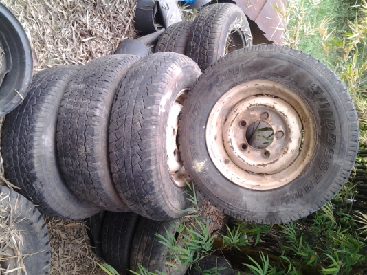 ขายยางพร้อมกะทะขอบ 16 LAND ROVER มี 2 ชุดๆละ 4,000 บาท 3วันเท่านั้น