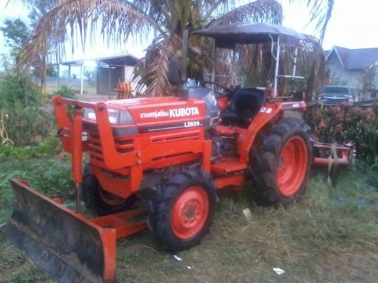 KUBOTA L2605 - 2 เพลา สภาพรถสวยจัดเหมือนใหม่พร้อมใช้งาน อุปกรณ์ครบครัน มีโรตารี่ ใบมีดดันหน้า ผานพรวนดิน 5 เครื่องแห้งดีปั๊มไม่มีเยิ้ม ขับขี่ง่ายคล่องตัวดี ช่วงล่างแน่น ยางสภาพดีหน้าหลังประมาณ 70\% เอกสารเล่มทะเบียนครบพร้อมโอน ราคาต่อรองได้ครับ