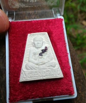 หลวงปู่ทิม วัดพระขาว อยุธยา ฝังพลอยเสก