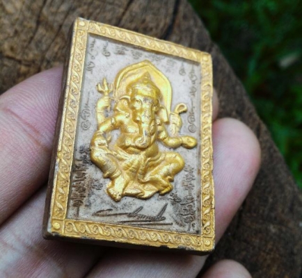 พระพิฆเนศวร เทพผู้ประทานความสำเร็จ มีลายเซ็นต์ หลังฝังพลอยเสก