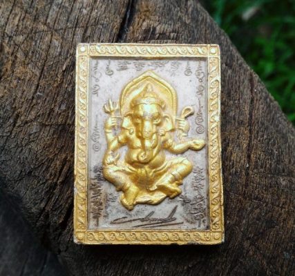 พระพิฆเนศวร เทพผู้ประทานความสำเร็จ มีลายเซ็นต์ หลังฝังพลอยเสก