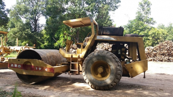 ขายด่วน รถบด ยี่ห้อABG รถเยอรมัน เครื่องคัมมิ้น 4สูบเทอร์โบ สภาพพร้อมใช้งานจริง เครื่องปั้มดี เกียร์ท๊อกเยี่ยม ระบบสั่นสะเทือนใช้งานได้ปกติ เอกสารสัญญซื้อขายครับ