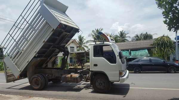 รถอีซูซุ 6 ล้อดั้ม NPR เปลื่ยนเครื่อง 135 แรงม้า ปี 39. สนใจติดต่อ 081 - 6079515