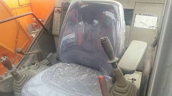 HITACHI รุ่น ZX 135 US  มีลายกระแทก