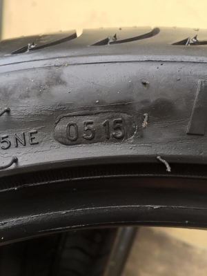 ขายยาง DURUN M636 215-40-17 ปี15 สภาพเหมือนยางใหม่ ปุ่มหน้ายางยังอยู่ คู่ละ 2,500 บาท