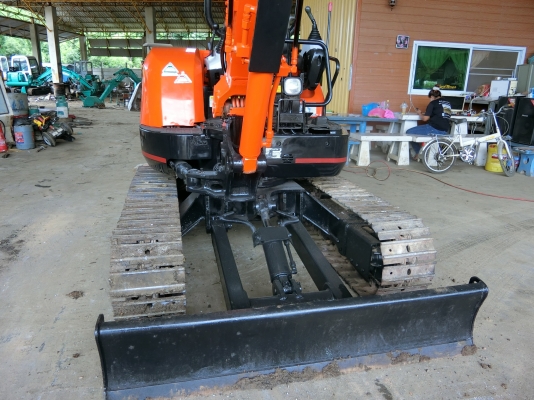 ขายด่วนรถขุด ยี่ห้อยอดนิยม KUBOTA K035-3 (*อามร์ยาวพิเศษ*) เก่านอกญี่ปุ่น สภาพพร้อมใช้งาน ระบบไว เครื่องสวย พร้อมทำสีเก็บรายละเอียด ราคา 470,000 บาท (มีวีดีโอการทำงานให้ดู)  สนใจติดต่อ วัชรัตน์ รุ่งเรืองแทรคเตอร์ {ช่างบาส} โทร:092-5768909 096-5411713  {สน