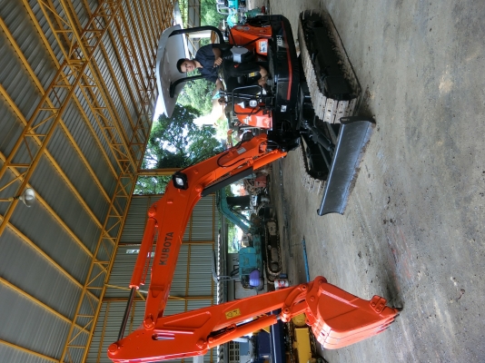 ขายด่วนรถขุด ยี่ห้อยอดนิยม KUBOTA K035-3 (*อามร์ยาวพิเศษ*) เก่านอกญี่ปุ่น สภาพพร้อมใช้งาน ระบบไว เครื่องสวย พร้อมทำสีเก็บรายละเอียด ราคา 470,000 บาท (มีวีดีโอการทำงานให้ดู)  สนใจติดต่อ วัชรัตน์ รุ่งเรืองแทรคเตอร์ {ช่างบาส} โทร:092-5768909 096-5411713  {สน