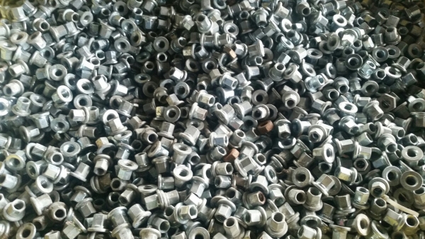 หัวน๊อต 3 หุน ขายครับ กก.ละ 50 บาท