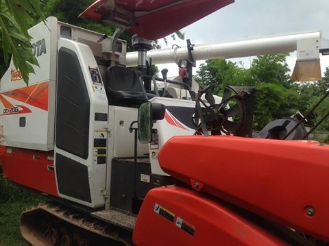 ขายรถเกี่ยวข้าว DC70 Gอุ้ม ทำงานน้อย สภาพเดิมสวยช่วงล่างดี เอกสารเล่มทะเบียนครบ พร้อมลงทำงานได้เลย