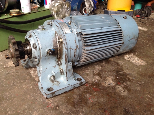 ขายมอเตอร์เกียร์ Cycro drive Sumitomo 7.5HP. 380V มีระบบเบรคในตัว อัตราทด 1:17 มีรอยเชื่อมที่โครง ไม่มีผลกับการใช้งาน สภาพเดิมๆ ใช้งานได้ครับ ขายถูกๆ