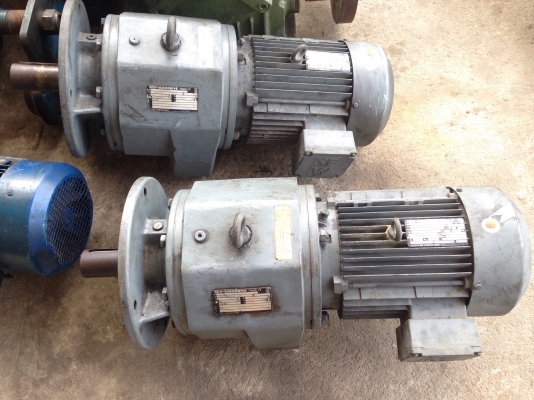 ขายมอเตอร์เกียร์แบบหน้าแปลน SEW eurodrive 5HP. 380V รุ่น 2สปีค เพลาออกได้ 40รอบ กับ 82รอบ ต่อนาที สภาพสวยเก่าเก็บ พร้อมใช้งานมี 3ตัวครับ