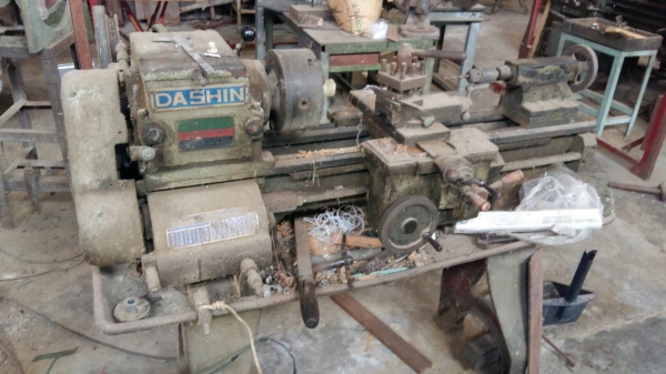 ขายเครื่องกลึง4ฟุตตั้งโต๊ะกลึงเกลี่ยวเดินฟีดได้ราคาเบาๆเหมาะกะร้านมอเตอร์ไซค์ครับเก่าเก็บ28000ครับ