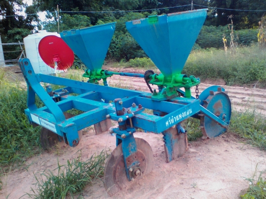 ขายเครื่องใส่ปุ๋ยพร้อมตัวตัดใบอ้อย