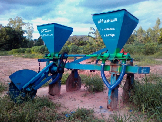 ขายเครื่องใส่ปุ๋ยพร้อมตัวตัดใบอ้อย
