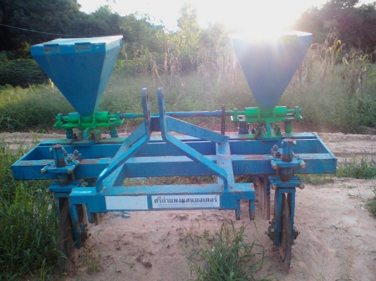 ขายเครื่องใส่ปุ๋ยพร้อมตัวตัดใบอ้อย