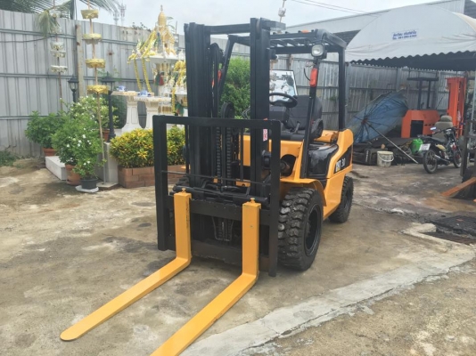 โฟล์คลิฟท์ CATรุ่นล่าสุด ดีเซล เกียร์ธรรมดา 3 ตัน 3 เมตรเข้าตู้ ไซด์ชิพ(มีเสา6เมตรเปลี่ยน) 350,000 บาท 094-4267888 จะเด็ด