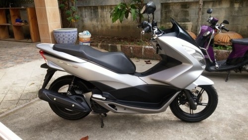 ขาย PCX 150 ALL NEW สีเทาดำ รถปี57 สภาพเหมือนรถใหม่ ▶▶ไมค์รถแค่ 600 โล◀◀ ขายเพียง 34900 บาท เท่านั้น เอกสารครบถ้วนพร้อมโอนลอย มีเล่มเขียว กุญแจ 2 ดอก รีโมท . รถบ้านแท้มือเดียวในเล่ม ไม่มีล้ม เครื่องเดิมๆ เจ้าของเดิมเป็นผู้หญิง ขับมือเดียว ซื้อสดมา ▶รถเจ้า
