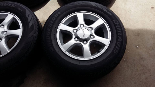 ขายล้อแม็ก dmax 15"ยางปี13 สนใจติดต่อ ตาเล็ก ล้อและยางครับ 081-3747940