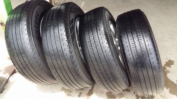 ขายล้อแม็ก dmax 15"ยางปี13 สนใจติดต่อ ตาเล็ก ล้อและยางครับ 081-3747940