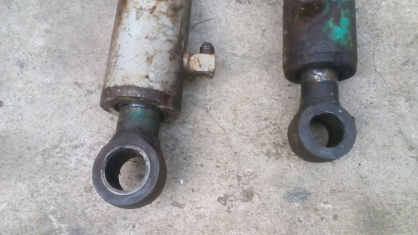 ขายกระบอกอาร์ม และกระบอกบุ้งกี้ รถแมคโค PC-30-7 กับ ข้อเหวี่ยง  3-D-84 ข้อสแตนดาด ของถอดจากเครื่องเก่าญี่ปุ่น ขายไม่แพงครับ