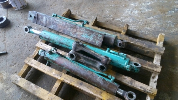 ขายกระบอกอาร์ม และกระบอกบุ้งกี้ รถแมคโค PC-30-7 กับ ข้อเหวี่ยง  3-D-84 ข้อสแตนดาด ของถอดจากเครื่องเก่าญี่ปุ่น ขายไม่แพงครับ