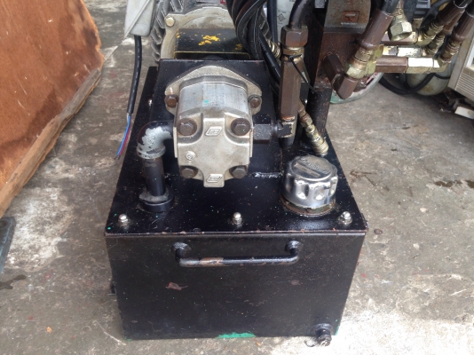 ขายชุดปั้มน้ำมันไฮโดรลิคขนาด 3HP. 380V พร้อมชุดวาล์วคอนโทรล 3ชุด 110VAC อุปกรณ์ครบ พร้อมใช้งาน