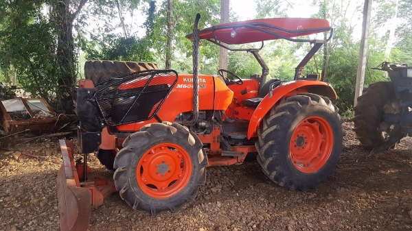 สวยๆครับ kubota M6040 420000 ใบดันหน้า ผาน6 ตราช้าง