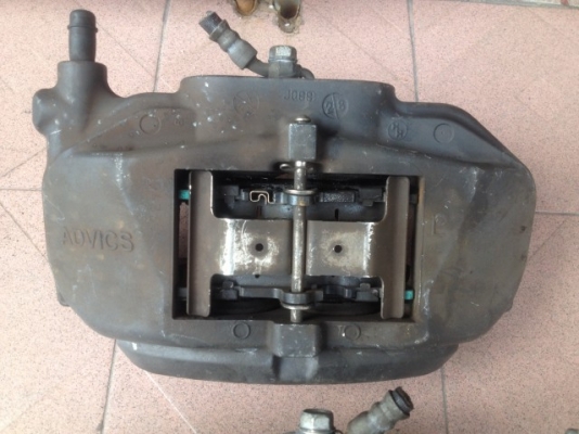 ปั้มเบรคหน้า LEXUS LS430 เก่าญี่ปุ่นผ้าเบรคหนาๆ