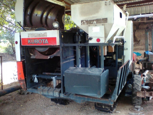 รถเกี่ยวคูโบต้าครับ DC60พลัสปี53 เกี่ยวข้าวได้เลย แทรคยางใหม่2เส้นเครื่องดีมาก ไมค์น้อย