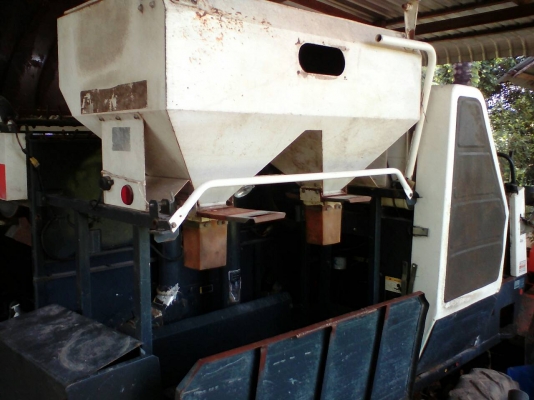 รถเกี่ยวคูโบต้าครับ DC60พลัสปี53 เกี่ยวข้าวได้เลย แทรคยางใหม่2เส้นเครื่องดีมาก ไมค์น้อย