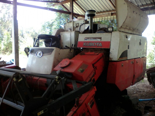 รถเกี่ยวคูโบต้าครับ DC60พลัสปี53 เกี่ยวข้าวได้เลย แทรคยางใหม่2เส้นเครื่องดีมาก ไมค์น้อย