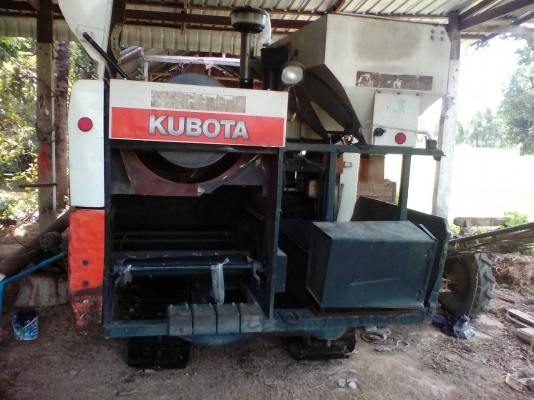 รถเกี่ยวคูโบต้าครับ DC60พลัสปี53 เกี่ยวข้าวได้เลย แทรคยางใหม่2เส้นเครื่องดีมาก ไมค์น้อย