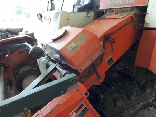 รถเกี่ยวคูโบต้าครับ DC60พลัสปี53 เกี่ยวข้าวได้เลย แทรคยางใหม่2เส้นเครื่องดีมาก ไมค์น้อย