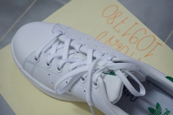 รองเท้า adidas stan smith แท้จากUSA ใหม่ยังไม่เคยใส่ US6 คนใส่เบอร์ 38 - 38.7 หรือยาว 24 ซม ใส่ได้ทั้งหญิงและชาย 3600 บาท