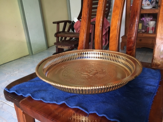 ถาดทองเหลือง ลายดอกกุหลาย ขนาด 12 นิ้ว งานเก่าขัดเงาแล้ว 1,300 ถาดทองเหลือง ลายดอกกุหลาย ขนาด 12 นิ้ว งานเก่าขัดเงาแล้ว 1,300