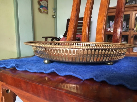 ถาดทองเหลือง ลายดอกกุหลาย ขนาด 12 นิ้ว งานเก่าขัดเงาแล้ว 1,300 ถาดทองเหลือง ลายดอกกุหลาย ขนาด 12 นิ้ว งานเก่าขัดเงาแล้ว 1,300