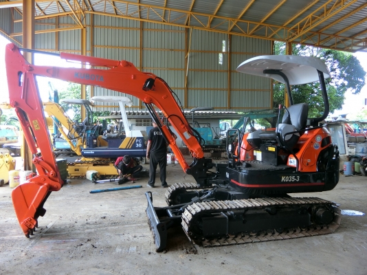 ขายด่วนรถขุด ยี่ห้อยอดนิยม KUBOTA K035-3 (*อามร์ยาวพิเศษ*) เก่านอกญี่ปุ่น สภาพพร้อมใช้งาน ระบบไว เครื่องสวย พร้อมทำสีเก็บรายละเอียด ราคา 470,000 บาท (มีวีดีโอการทำงานให้ดู)  สนใจติดต่อ วัชรัตน์ รุ่งเรืองแทรคเตอร์ {ช่างบาส} โทร:092-5768909 096-5411713  {สน
