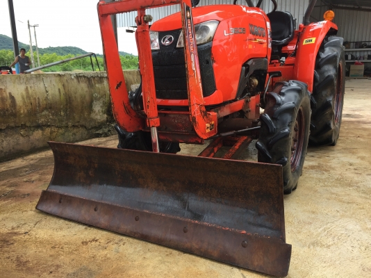 ขายคูโบ้ต้า 36 แรง ปี 56 พร้อมใบมีดดันหนัาตราช้าง เครื่องเกียท้ายดี เพราหน้าใช้งานได้ปกติ