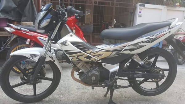 ขาย honda sonic สตาร์ทมือล้อแม็ก ปี50 สีขาว เดิมๆ