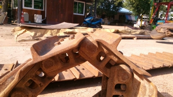 ขายโซ่พร้อมแผ่น รถแทรกเตอร์ D-5 ตีนไก่ แผ่นยาว 50 ซม.   สภาพสวย ตามสภาพนี้เลยครับ ขายไม่แพง